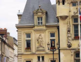 Détails de la façade de l'hôtel de ville