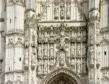 Saint Riquier : église abbatiale, le tympan sculpté au dessus du porche