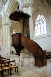Saint Riquier : église abbatiale, la chaire vue depuis la nef