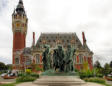 Calais : Hotel de ville, beffroi, statue