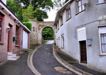 Cassel : porte médiévale et montée du mont Cassel