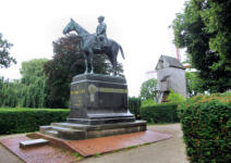 Cassel : Statue équestre du Maréchal Foch dans le jardin public