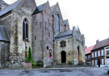 Cassel : façade de la collégiale Notre Dame de la Crypte