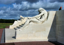 Monument Vimy : vue homme assis