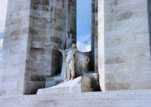 Monument Vimy : Bas des colonnes avec statues