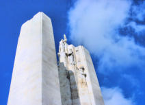 Monument Vimy : Colonnes et ciel bleu