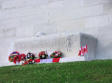 Monument Vimy : autel avec couronnes fleuries