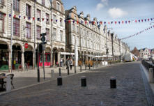 Arras : rue piétonne reliant les deux places