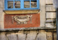 Arras : sculpture4 sur façade rappelant le passé de la ville