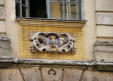 Arras : sculpture6 sur façade rappelant le passé de la ville