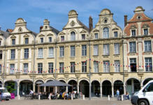 Arras : façades d'immeuble en bordure de la place des héros