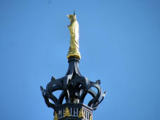 Cambrai : église Notre Dame de Grâce, la vierge comptemplant la ville