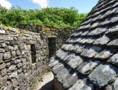 Chateau de Pirou :chemin de ronde et vue des remparts