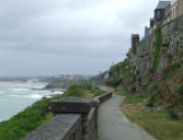 Granville : chemin le long des remparts 