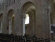 Abbaye bénédictine Sainte Trinité de Lessay, la nef et vue sur le bas côté