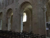 Abbaye bénédictine Sainte Trinité de Lessay, la nef et vue sur le bas côté