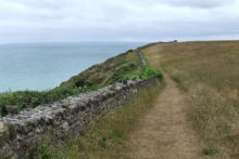 Cap du Carteret : chemin avec muret pierre en bordure de falaise