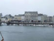Cherbourg : habitations en bordure du quai,bateaux de plaisance