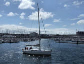 Cherbourg : le port de plaisance, bateau sortant du port