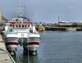 Barfleur : bateau à quai au port de pêche