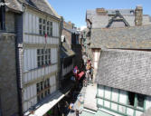 Mont Saint Michel : maisons médiévales à pan de bois et rue avec visiteurs