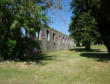 Abbaye Sainte Trinité de Lucerne d'outremer : mur avec des arches ( aqueduc ) dans le parc