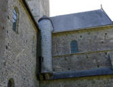 Abbaye Sainte Trinité de Lucerne d'outremer, échauguette ronde dans angle de maisons