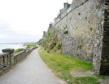 Granville : chemin le long des remparts en bord de mer