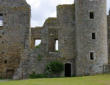 Gratot le château : ruines et tour ronde à droite