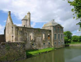 Gratot le château : vue de la partie arrière avec la maison seigneuriale à droite