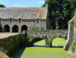 Chateau de Pirou :les douves et le pont de pierre