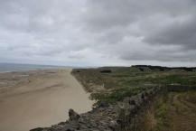 Cap du Carteret : dunes, plage et chemin bordé d'un mur en pierre