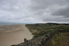 Cap du Carteret : dunes, plage et chemin bordé d'un mur en pierre