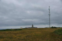 Cap du Carteret : la lande, le phare et  pylone de radiodiffusions