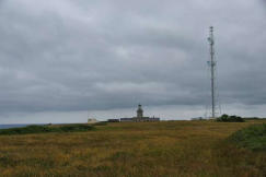 Cap du Carteret : la lande, le phare et  pylone de radiodiffusions
