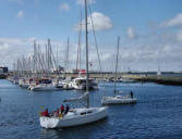 Cherbourg : le port de plaisance, bateau entrant et sortant