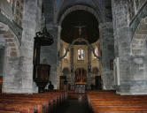 Barfleur : l'église Saint Nicolas, la nef avec la chaire et le choeur en arrière plan