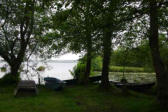 lac Léon : la rive avec ses barques de pêcheurs.