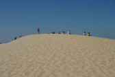 Dune du Pyla : touristes au sommet.