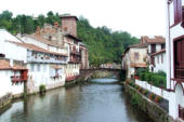 Saint-Jean-Pied-de-Port : vieux pont sur la Nive