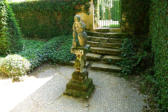 Salignac Eyvigues : les jardins du manoir d'Eyrignac, stèle