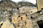 Les Eyzies de Tayac : le village, partie troglodyte détail de la falaise