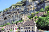 La Roque Gageac : fort troglodyte et maisons au pied de la falaise