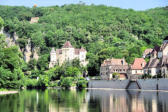 La Roque Gageac : maisons, rivière Dordogne et château de la Malartrie en arrière plan