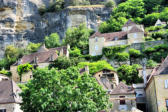 La Roque Gageac : maisons du village au pied de la falaise