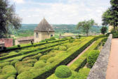 Vezac : les jardins de Marquessac : alignement d'allées, de buis taillés et château
