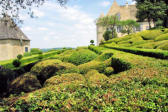 Vezac : les jardins de Marquessac : Buis taillés en boule et habitations