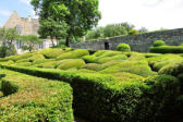 Vezac : les jardins de Marquessac : Buis taillés , allée et maison