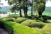 Vezac : les jardins de Marquessac : Buis taillés, allée et paysage