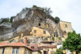 Les Eyzies de Tayac : le village, partie troglodyte bâtiments et falaise